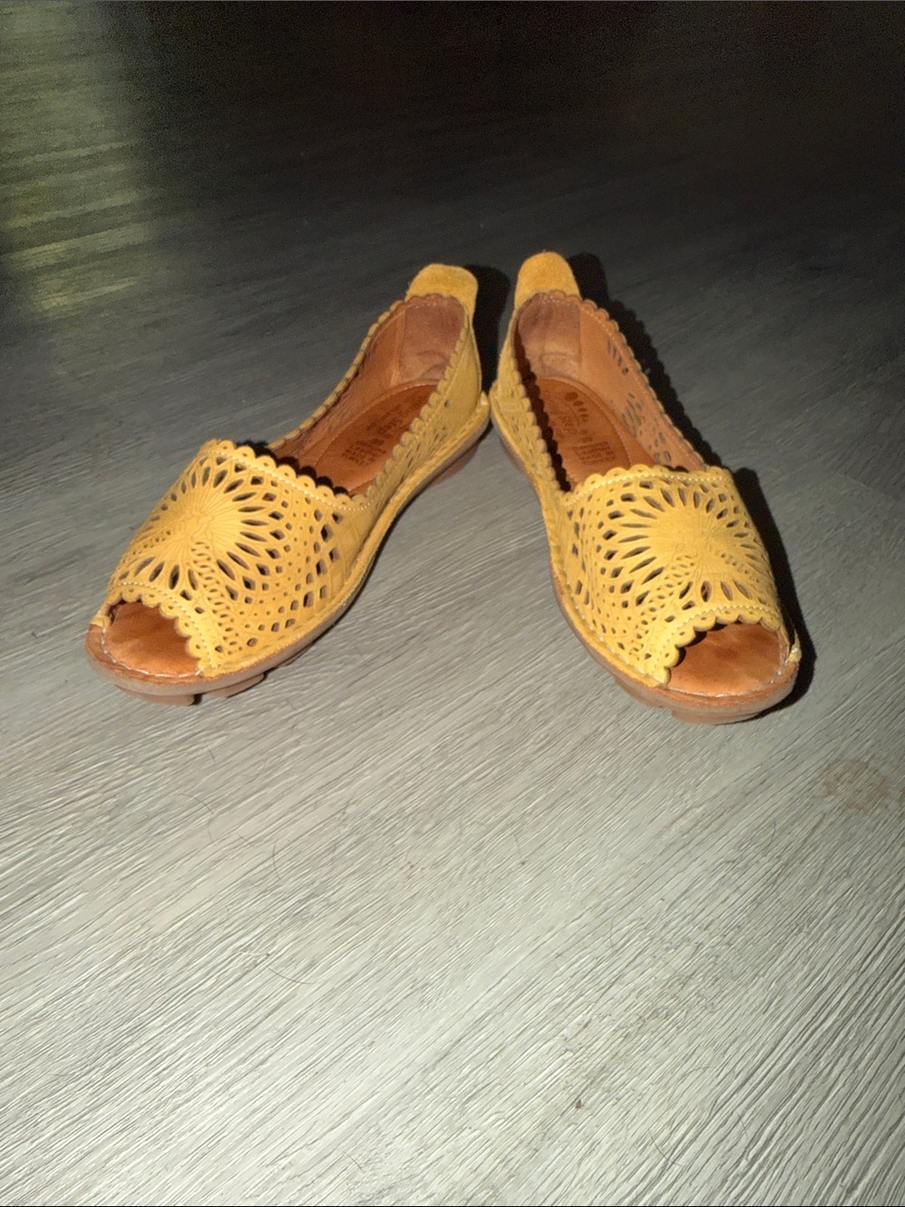 Spring Step Bormeda Yellowish Laser-Cut Peep-Toe Women’s Flats Sz 39 NWOT